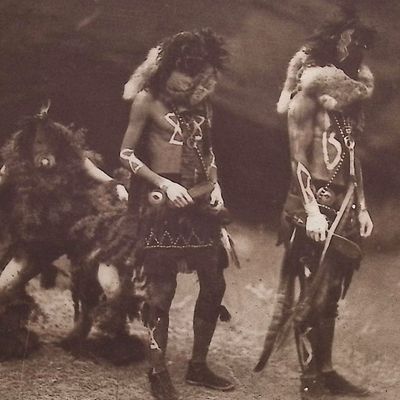 Edward Curtis - Tonenili, Tobadzischini, Nayenezgani - Navaho