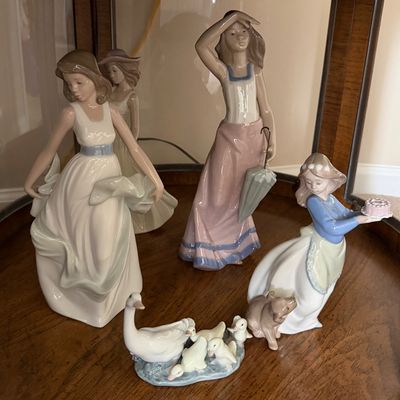 Sale Photo Thumbnail #40: Llandro figures 