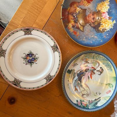 Sale Photo Thumbnail #18: Decorative plates