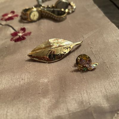 Sale Photo Thumbnail #55: Brooches 