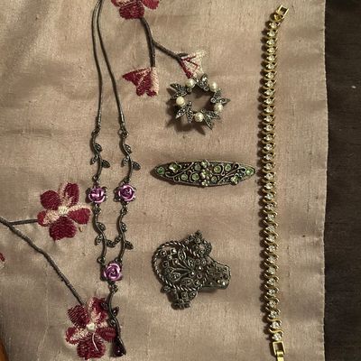 Sale Photo Thumbnail #54: Costume jewelry 