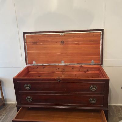 Lane cedar chest/blanket chest 