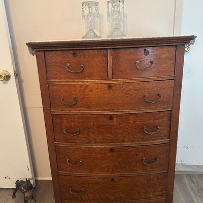 Vintage oak dresser (handle in drawer)
