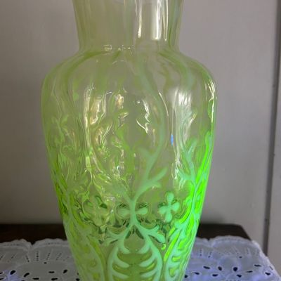 Fenton uranium glass vase 