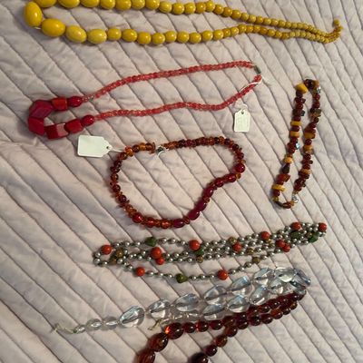 Bakelite jewelry necklaces 