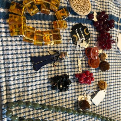 Bakelite jewelry 
