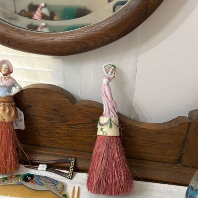 Vintage 1930-1940 whisk brush with ceramic ladies 