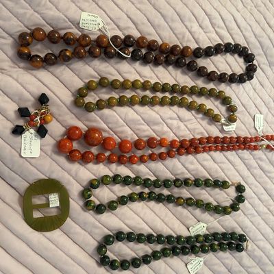 Bakelite jewelry necklaces 
