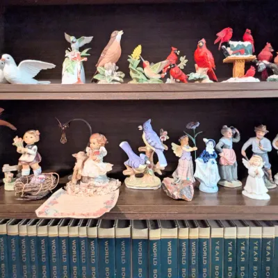 Sale Photo Thumbnail #78: Assorted vintage figurines