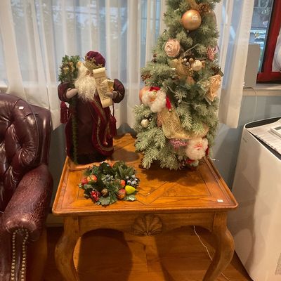 Traditional wooden end table with cabriole legs and a carved shell motif. 