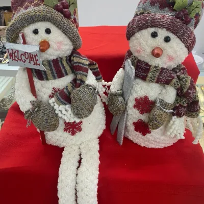 Sale Photo Thumbnail #52: Pair of plush winter snowman figurines dressed in knit hats, scarves, and mittens, with one holding a "Welcome" sign and the other holding skis.