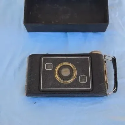 Vintage Kodak Jiffy Six-20 Series II folding camera with Twindar lens, shown alongside its original black cardboard box lid.