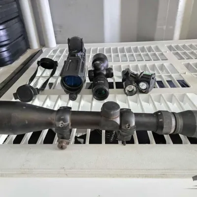 2874 3 rifle optics and 2 flashlight attachments