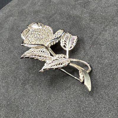 LOT 283J: Sterling Silver Rose Pin / Brooch - 8.9 grams