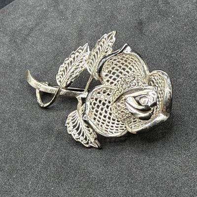 LOT 283J: Sterling Silver Rose Pin / Brooch - 8.9 grams