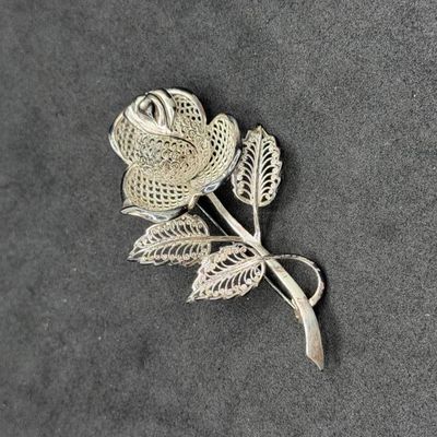 LOT 283J: Sterling Silver Rose Pin / Brooch - 8.9 grams