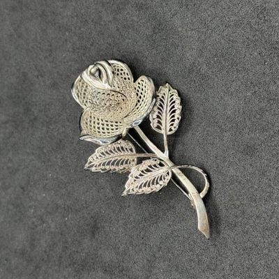 LOT 283J: Sterling Silver Rose Pin / Brooch - 8.9 grams