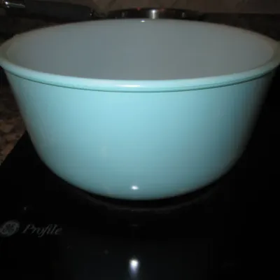 Vintage Pyrex turquoise Cinderella mixing bowl, model 444, in excellent condition.