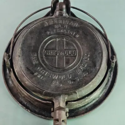 Vintage Griswold No. 8 cast iron waffle maker with base, featuring the classic cross logo and patent date of 1908.