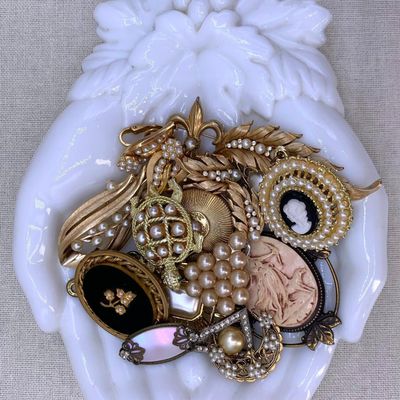 Sale Photo Thumbnail #99: 18 Vintage Art Deco to 80s Faux Pearl Brooches and Dress Clips in Westmoreland Milk Glass Hands Tray