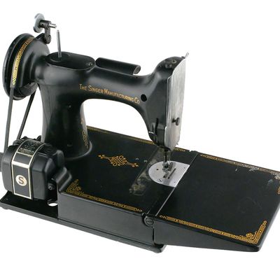 Sale Photo Thumbnail #89: Singer Featherweight 221 Sewing Machine
