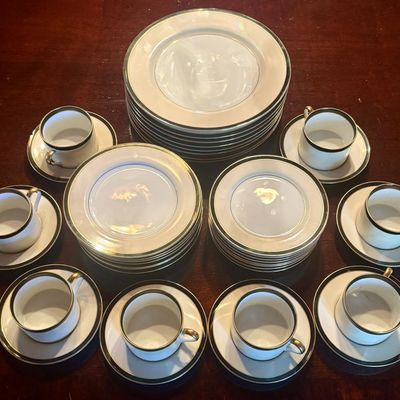 A Set of Fitz and Floyd Montmartre Pattern Porcelain Dinnerware