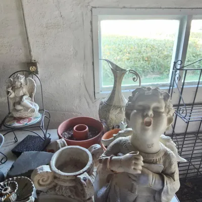 Sale Photo Thumbnail #48: garden pots/lawn ornaments