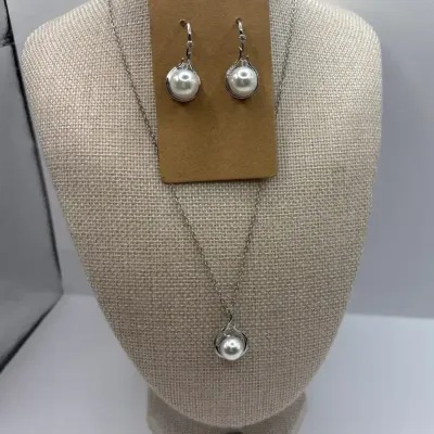 Costume Pearl Set- Necklace 18" and Earrings 