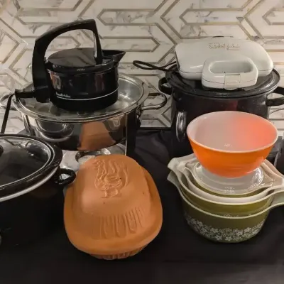 Pyrex, Crock-Pot, Toastmaster & GE Kitchen Collection