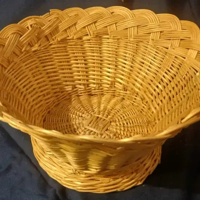 Woven Wicker Basket Bowl with Decorative Scalloped Rim