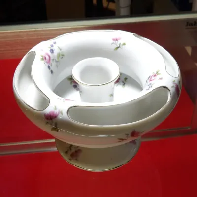 Sale Photo Thumbnail #11: Vintage Meissen porcelain inkwell and pen holder, featuring delicate hand-painted floral motifs and gold-trimmed rims.