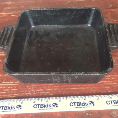 Sale Photo Thumbnail #30: Bayou Classic 8"×8"×2.5" Cast Iron Square Pan