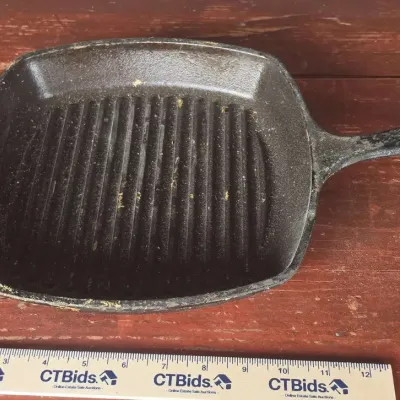 Sale Photo Thumbnail #8: Lodge 8SGP Square Grill Pan Vintage 10.5 inches.