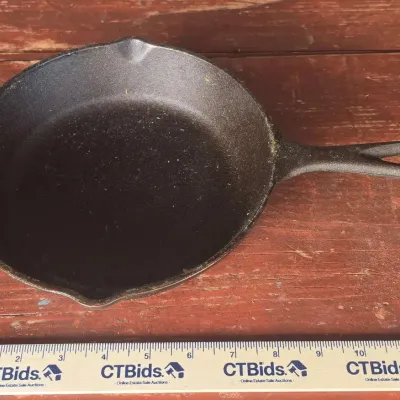 Sale Photo Thumbnail #9: Lodge 5SK Cast Iron Vintage Skillet 8"