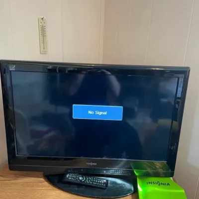 Insignia 32” Tv W/ Attached DVD Player And Speaker, And Remote, Working