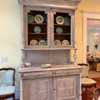 Sale Photo Thumbnail #104: French Country style whitewashed wooden hutch display cabinet with wire mesh door panels, displaying decorative majolica plates.