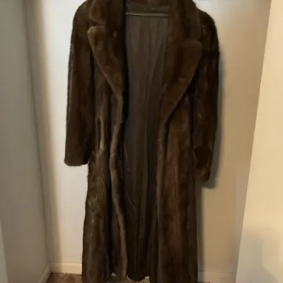 Vintage Brown Mink Fur Coat with a Wide Lapel Collar