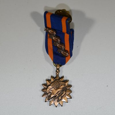 Sale Photo Thumbnail #357: WW II - WW2 - Air Medal - likely US Army or Air Force w Clusters