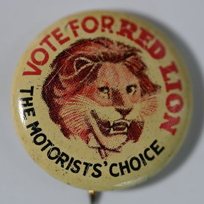 Sale Photo Thumbnail #307: Vote for Red Lion The Motorists Choice Pin Pinback