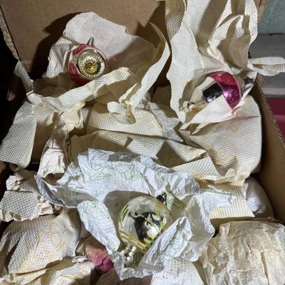 Sale Photo Thumbnail #110: Large Box Lot of Vintage Ornaments