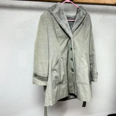 Sale Photo Thumbnail #866: Vintage women's sage green winter coat featuring a grey faux fur lining and collar, button front, and large patch pockets.