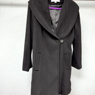 Sale Photo Thumbnail #857: Larry Levine black wool coat featuring a broad shawl collar, single decorative button closure, and front welt pockets, size 12.