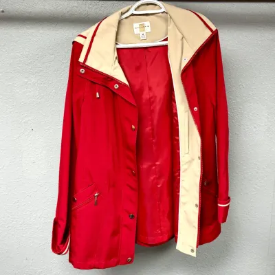 Sale Photo Thumbnail #892: Vintage Gallery brand women's red hooded jacket featuring tan contrast lining and gold-tone snap closures, size medium.