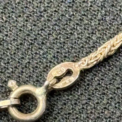Sale Photo Thumbnail #183: Close-up of a sterling silver chain necklace featuring a spring ring clasp and 925 hallmarks on the end tab.