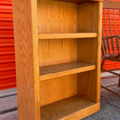Sale Photo Thumbnail #705: Light oak three-shelf bookcase with adjustable shelving, late 20th century.