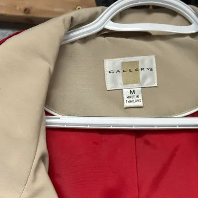 Sale Photo Thumbnail #893: Gallery brand jacket featuring a beige collar, red interior lining, and brand tag, size Medium.