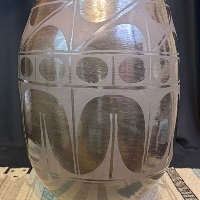 Sale Photo Thumbnail #133: Aguilar, Robert, Santo Domingo Pueblo Pottery, large black on black jar