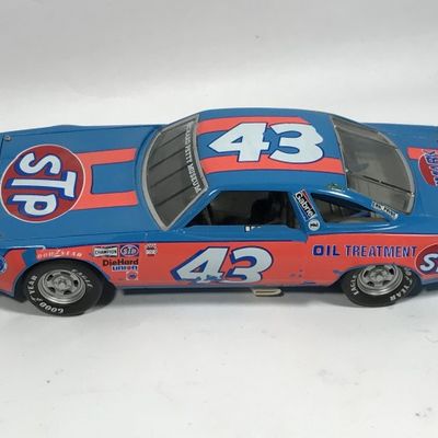 Sale Photo Thumbnail #370: Richard Petty #43 Race Car Franklin Mint 1992