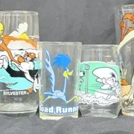 8 Vintage Looney Tunes Collector Glasses & Mug