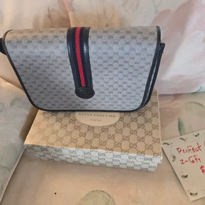Sale Photo Thumbnail #29: Vintage Gucci Parfums shoulder bag 